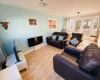 Freshwater Bay Holiday Cottages - Pembroke - Wohnzimmer