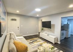 Newly remodeled Duplex for 6 with parking spot! - Kansas City - Living room
