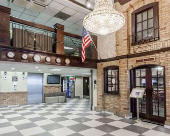 Howard Johnson by Wyndham Newark Airport - ניוארק - לובי