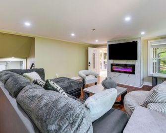 11 Acres & Balcony! Sleek Retreat in Americus - Americus - Huiskamer