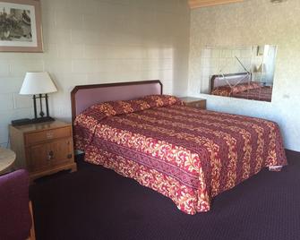 Village Inn - Tulare - Bedroom