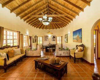The Vintage Sanctuary - 3 mins drive to the beach! - Camps - Living room