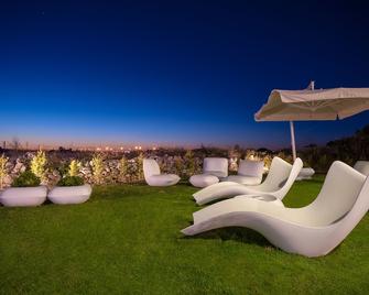 8 بيو هوتل - ليتشي - شرفة مرصوفة