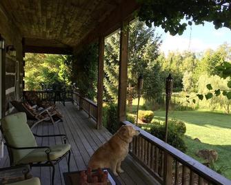 Country House on 50 Acres one hour from Toronto can accommodate up to 10 guests - Shelburne - Balcony