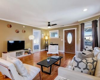 Modern Napa Valley Getaway with Spa (Napa Permitted Vacation Rental) VR21-0003 - Napa - Olohuone