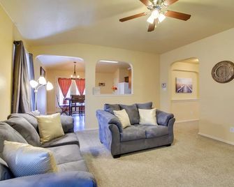 San Antonio Abode w/ Yard 4 Mi to Lackland - San Antonio - Salon