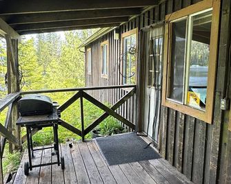 Nootka Island Fishing Cabin - Tahsis - Balcón