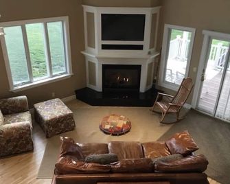 Newer house for quiet groups, great views near Cornell and Ithaca downtown, 6-11 - Ithaca - Living room