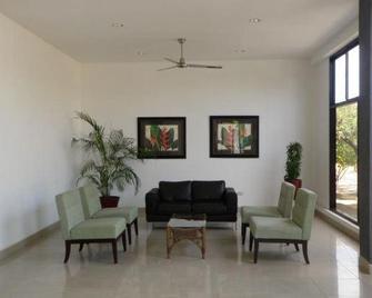 Brandt Ejecutivo Colonial Los Robles - Managua - Lobby