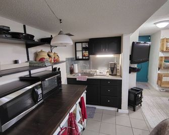 Cozy basement studio in Kansas City Missouri with private entrance and AC. - Kansas City - Cocina