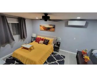 Private Master Suite - In-Room Massage Available! - Pets Ok - Glendale - Bedroom