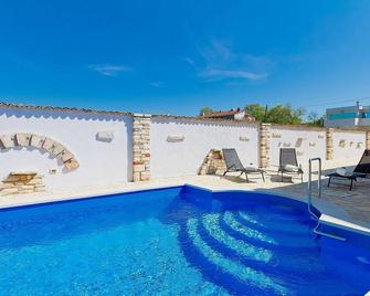 Nice apartment for 6 guests with WIFI, private pool, A\/C, TV, terrace and parking - Valica - Piscina