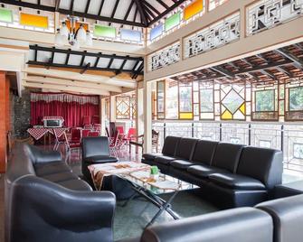 RedDoorz Plus near Jawa Timur Park 1 - Batu - Lounge