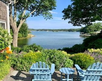 19th C. Waterfront Home in Blue Hill-Exquisite Gardens & Harbor views. Sleeps 10 - Blue Hill - Patio