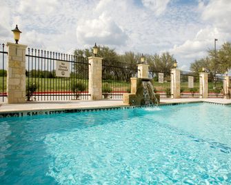 Holiday Inn Express & Suites Beeville By IHG - Beeville - Pool