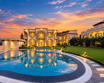 Oryana Resort by Arh & club - Udaipur - Piscina