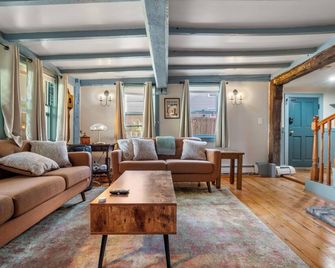 Historic 1686 Home Near Downtown l 5BR Retreat - Beverly - Living room