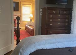 Historic Dwntwn, Nrg, Convenient 3 Br Cottage - Fayetteville - Bedroom