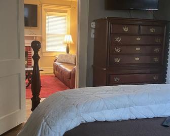 Historic Dwntwn, Nrg, Convenient 3 Br Cottage - Fayetteville - Bedroom