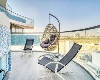 Magnificent 2BR with Private Pool at Samana Golf Avenue Dubai Studio City by Deluxe Holiday Homes - Dubai - Balcony