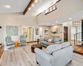 3Kingbeds/Fireplace/Deck/6 Flags/Airport - Grand Prairie - Sala de estar