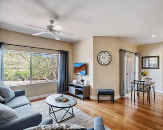 Enjoy Paradise in this Quiet, Resort-Style 2 BR Condo - Fountain Hills - Living room