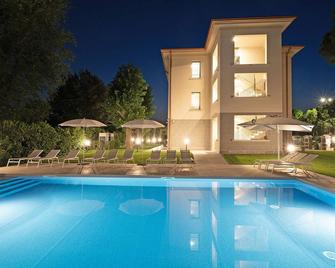 Villa Caterina Apartments by Wonderful Italy - Desenzano del Garda - Piscine