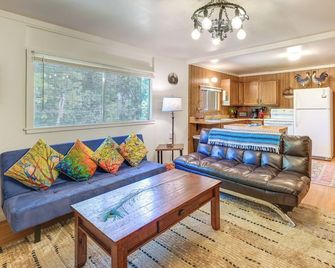 Rustic Cabin w/ Patio: 8 Mi to Kings Canyon Park - Miramonte - 客廳