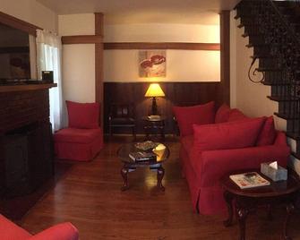 Clean & Comfortable House within walking distance to Notre Dame - South Bend - Living room