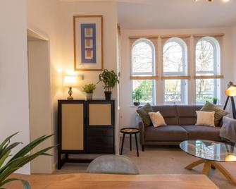 Crescent House Apartments - Telford - Living room