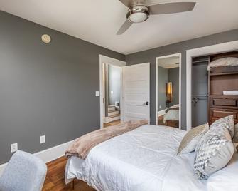 The Residence - Luxury 3 BR apt in downtown Danville - Danville - Bedroom