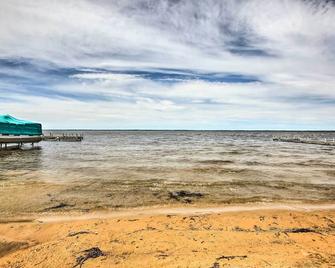 Cozy Houghton Lake Vacation Rental w/ Fireplace! - Houghton Lake - Strand