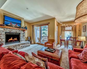 Luxury Three Bedroom Mountain Escape at Kirkwood Townhouse by RedAwning - Kirkwood - Sala de estar