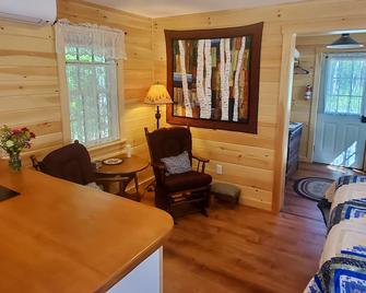 Cozy Cabin By The Pond, Sleeps 2 - Belfast - Living room