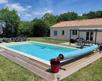 Holiday home in the Perigord with private swimming pool. Meublé de Tourisme 3 - Domme - Pool