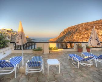 Saint Patrick's Hotel - Xlendi - Balcony