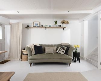 8 Millpool - a cottage that sleeps 4 guests in 2 bedrooms - Mousehole - Living room