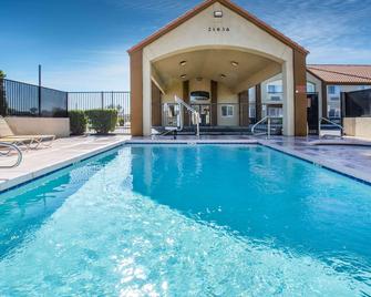 Days Inn by Wyndham Phoenix North - Phoenix - Bể bơi