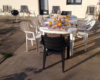 le logis gourmand à payroux chambres à 59 euros chacune avec piscine 10x5 et pdj compris fermé sur ce site merci de me contacter directement pour réservation au 06 87 cinquante huit quatre vingt quinze zéro un - Payroux - Comedor