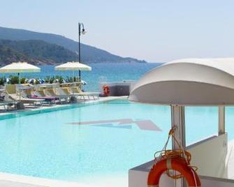 Hotel Montecristo - Campo nell'Elba - Piscina