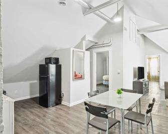 Cozy 2-Bed Urban Retreat in Downtown Detroit Private - Detroit - Comedor