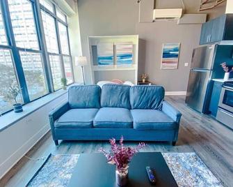 Elegant Studio South Loop Suite with Optional Parking and Gym Access Walk to McCormick Place & Field Museum - Chicago - Sala