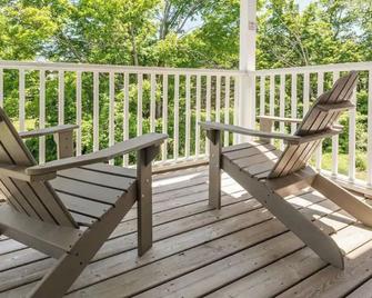 Country Resort with Pool, BBQs, with Private Suites Ski Retreat - Shanty Bay - Balcón