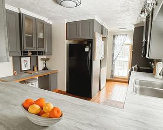 Cozy fully furnished home located steps away from Highland Park! - Kokomo - Kitchen