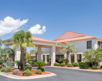 Days Inn & Suites by Wyndham Navarre - near Beaches/Hurlburt - Navarre - Будівля