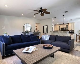 Cozy Mountain & Creekside Haven near Yosemite - 미드파인즈 - 거실