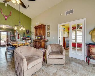 Views and Fire Pit Hilltop Retreat in Rio Rico! - Rio Rico - Sala de estar