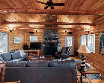 Cabin on Peninsula | Waterfront + Sunset View - Sturgeon Bay - Living room
