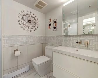 Art Deco Broadway Queen Room - Vancouver