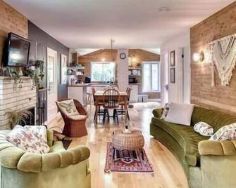 Le Chickadee | Cozy Fall, Hot Tub, Firepit, River View - La Conception - Sala de estar